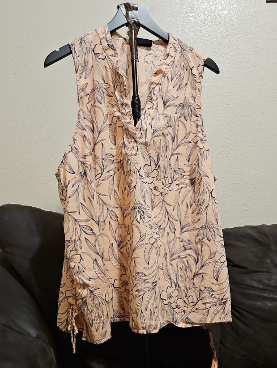Lane Bryant Tops - Lane Bryant Peach Floral Sleeveless V-Neck Camisole